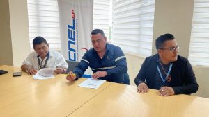 CNEL EP Sucumbíos dona computadoras que beneficiarán a varios centros educativos de la Sierra y Amazonía