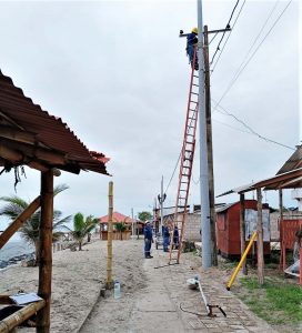 CNEL EP mejora calidad del servicio eléctrico e iluminación en isla Jambelí.