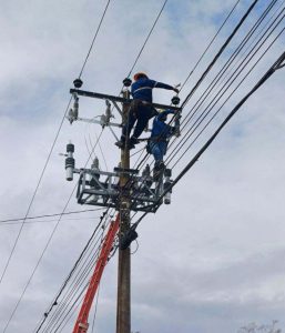 Banco de capacitores se instalan en Flavio Alfaro y mejora distribución del sistema eléctrico a 25.000 usuarios