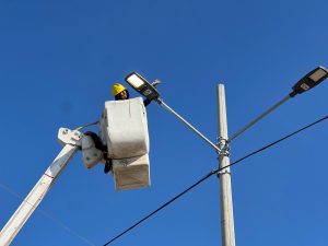 CNEL EP ejecuta un plan integral de mantenimiento en luminarias