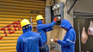 CNEL EP identifica 27 instalaciones clandestinas durante inspección en Guayaquil
