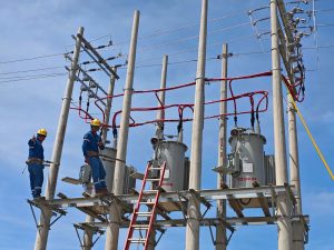 Nuevo banco de reguladores mejora la calidad del servicio eléctrico en Salinas