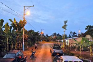 Gobierno lleva energía eléctrica por primera vez a 44 familias del recinto 10 de Agosto, en Santo Domingo