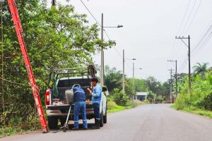 Nuevas obras eléctricas en Bolívar, impulsadas por el presidente Daniel Noboa, mejoran servicios para familias rurales