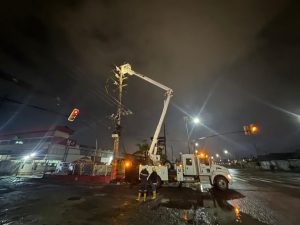 CNEL EP SE MANTIENE OPERATIVO PARA ATENDER EMERGENCIAS ELÉCTRICAS PRESENTADAS POR LAS FUERTES LLUVIAS EN LA ZONA 8
