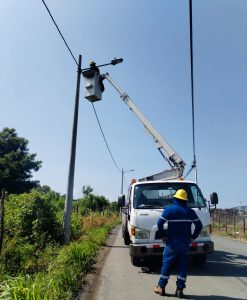 CNEL EP FORTALECE EL ALUMBRADO PÚBLICO Y LAS REDES ELÉCTRICAS EN CERECITA