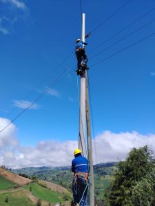 CNEL EP ATIENDE AFECTACIONES ELÉCTRICAS OCASIONADAS POR FUERTES VIENTOS EN GUARANDA
